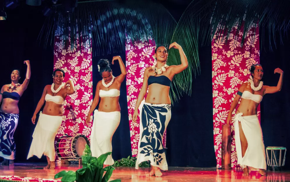 Paul Gauguin Cruises MS Paul Gauguin Le Grand Salon Entertainment 5 ©Paul Gauguin Cruises.jpg